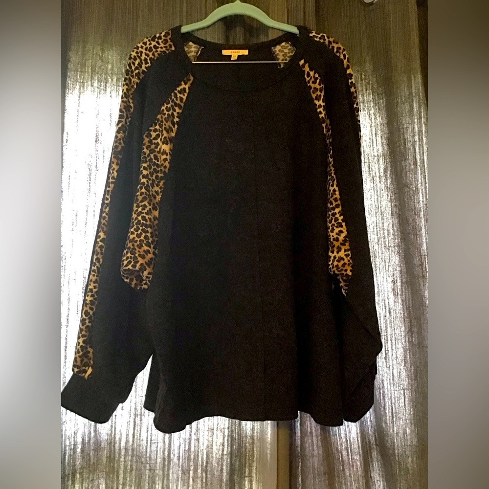 Gray & Leopard sweater with cuffed sleeve